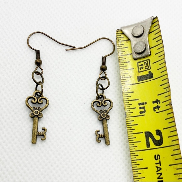 Earrings Antique Key Heart Gold Tone Victorian Steampunk Vintage Retro Goth - Picture 3 of 3